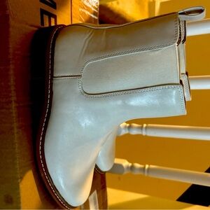 Universal Thread White Faux Leather Men’s Boots Size 7.5